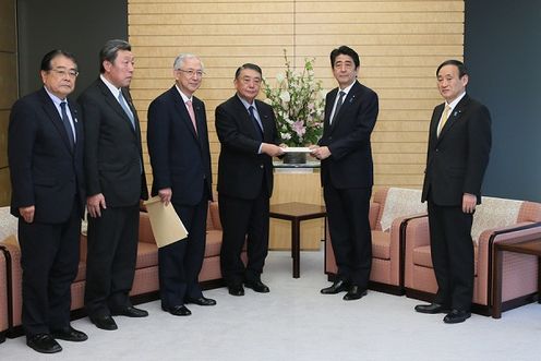 安倍总理在总理大臣官邸接受了自由民主党和公明党递交的“东日本大地震3周年之际决意书”。