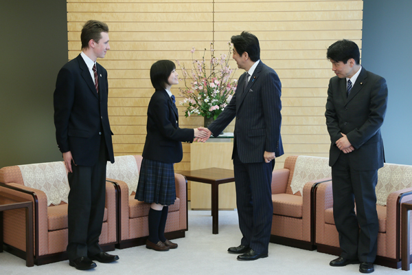 安倍总理在总理大臣官邸接受了在第28届“思考北方领土”高中生辩论大会上获得最优秀奖及优秀奖的高中生的拜访。