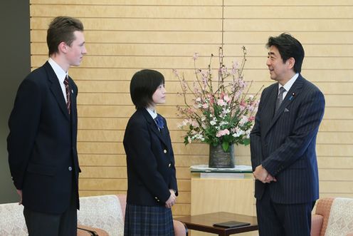 安倍总理在总理大臣官邸接受了在第28届“思考北方领土”高中生辩论大会上获得最优秀奖及优秀奖的高中生的拜访。
