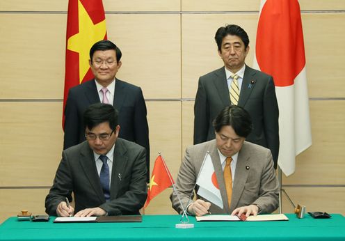 安倍总理在总理大臣官邸与越南社会主义共和国国家主席张晋创举行了会谈。