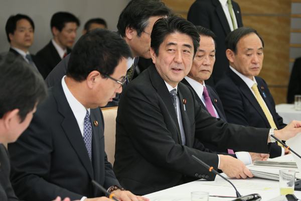 安倍总理在总理大臣官邸召开了“2014年第三次经济财政咨询会议及第一次经济财政咨询会议・产业竞争力会议联合会议”。