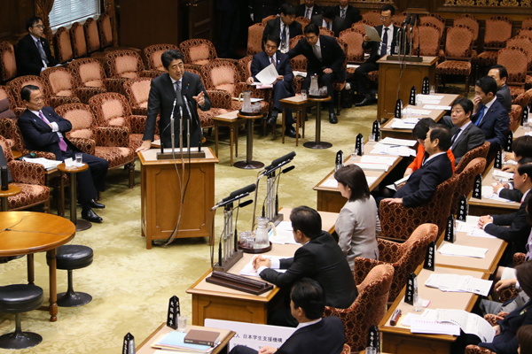安倍总理出席了参议院预算委员会。