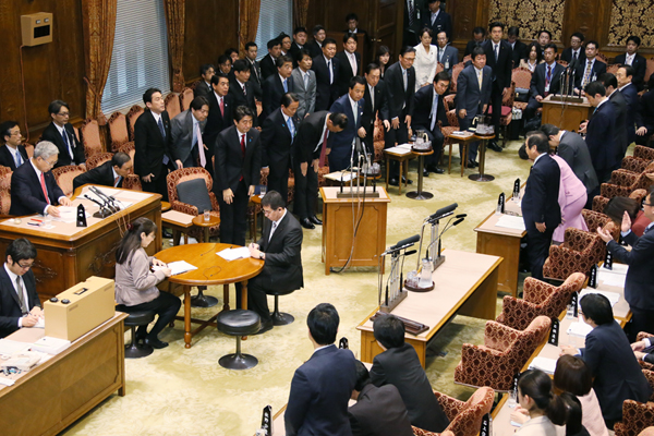 安倍总理上午出席了参议院预算委员会，傍晚出席了参议院全体会议。