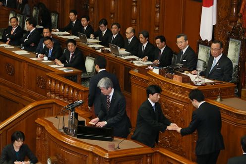 安倍总理上午出席了参议院预算委员会，傍晚出席了参议院全体会议。