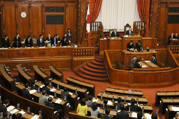 安倍总理上午出席了参议院预算委员会，傍晚出席了参议院全体会议。