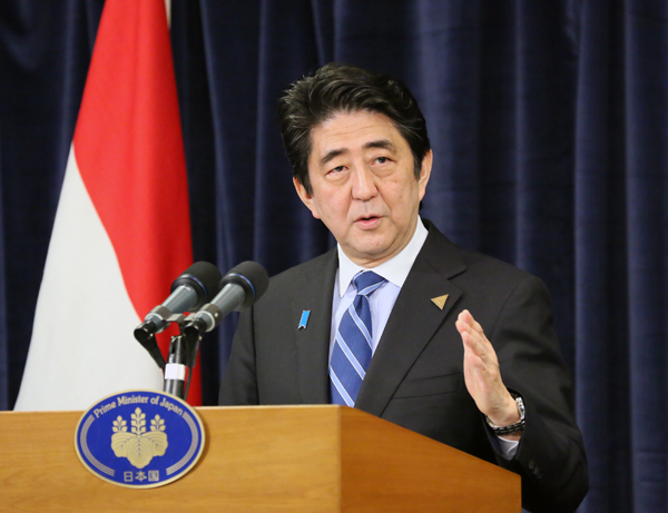 正在访问荷兰王国的安倍总理,与欧洲理事会主席赫尔曼•范龙佩、欧盟委员会主席若泽•曼努埃尔•杜朗•巴罗佐、加拿大总理史蒂芬•哈珀、德意志联邦共和国总理安格拉•默克尔分别会谈后,举行了国内外记者发布会。随即,在视察了农业相关设施(Green Port)后,与美利坚合众国总统贝拉克•奥巴马、大韩民国总统朴槿惠举行了会谈。