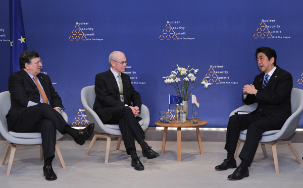 正在访问荷兰王国的安倍总理,与欧洲理事会主席赫尔曼•范龙佩、欧盟委员会主席若泽•曼努埃尔•杜朗•巴罗佐、加拿大总理史蒂芬•哈珀、德意志联邦共和国总理安格拉•默克尔分别会谈后,举行了国内外记者发布会。随即,在视察了农业相关设施(Green Port)后,与美利坚合众国总统贝拉克•奥巴马、大韩民国总统朴槿惠举行了会谈。