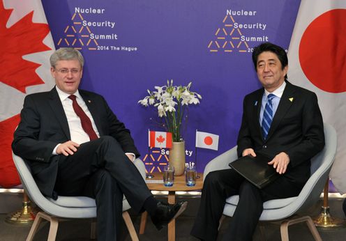 正在访问荷兰王国的安倍总理,与欧洲理事会主席赫尔曼•范龙佩、欧盟委员会主席若泽•曼努埃尔•杜朗•巴罗佐、加拿大总理史蒂芬•哈珀、德意志联邦共和国总理安格拉•默克尔分别会谈后,举行了国内外记者发布会。随即,在视察了农业相关设施(Green Port)后,与美利坚合众国总统贝拉克•奥巴马、大韩民国总统朴槿惠举行了会谈。