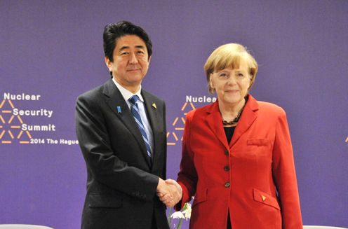 正在访问荷兰王国的安倍总理,与欧洲理事会主席赫尔曼•范龙佩、欧盟委员会主席若泽•曼努埃尔•杜朗•巴罗佐、加拿大总理史蒂芬•哈珀、德意志联邦共和国总理安格拉•默克尔分别会谈后,举行了国内外记者发布会。随即,在视察了农业相关设施(Green Port)后,与美利坚合众国总统贝拉克•奥巴马、大韩民国总统朴槿惠举行了会谈。