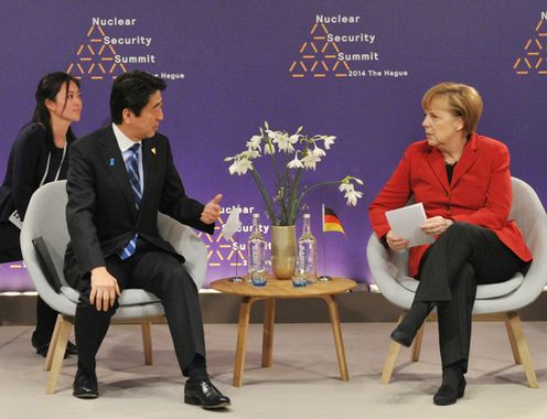 正在访问荷兰王国的安倍总理,与欧洲理事会主席赫尔曼•范龙佩、欧盟委员会主席若泽•曼努埃尔•杜朗•巴罗佐、加拿大总理史蒂芬•哈珀、德意志联邦共和国总理安格拉•默克尔分别会谈后,举行了国内外记者发布会。随即,在视察了农业相关设施(Green Port)后,与美利坚合众国总统贝拉克•奥巴马、大韩民国总统朴槿惠举行了会谈。