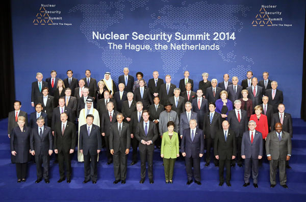 正在访问荷兰王国的安倍总理,与欧洲理事会主席赫尔曼•范龙佩、欧盟委员会主席若泽•曼努埃尔•杜朗•巴罗佐、加拿大总理史蒂芬•哈珀、德意志联邦共和国总理安格拉•默克尔分别会谈后,举行了国内外记者发布会。随即,在视察了农业相关设施(Green Port)后,与美利坚合众国总统贝拉克•奥巴马、大韩民国总统朴槿惠举行了会谈。