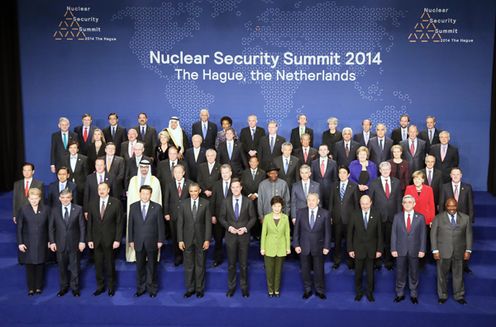 正在访问荷兰王国的安倍总理,与欧洲理事会主席赫尔曼•范龙佩、欧盟委员会主席若泽•曼努埃尔•杜朗•巴罗佐、加拿大总理史蒂芬•哈珀、德意志联邦共和国总理安格拉•默克尔分别会谈后,举行了国内外记者发布会。随即,在视察了农业相关设施(Green Port)后,与美利坚合众国总统贝拉克•奥巴马、大韩民国总统朴槿惠举行了会谈。