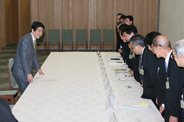 安倍总理在总理大臣官邸接受了ASJA•ASCOJA(东盟原日本留学生评议会)相关人士的拜会。