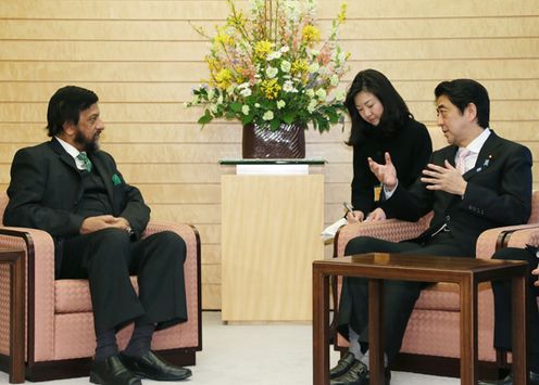 安倍总理在总理大臣官邸接受了IPCC（联合国政府间气候变化专门委员会）主席帕乔里的拜会。