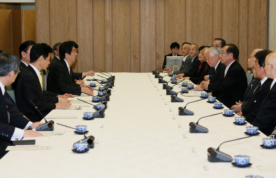 安倍总理在总理大臣官邸与北朝鲜绑架受害者家属举行了面谈。