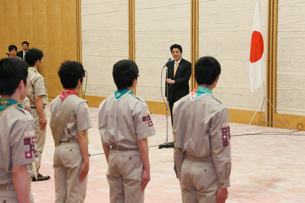 安倍总理在总理大臣官邸接受了童子军“富士章”获奖代表童子军的拜访。