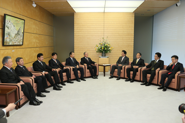 安倍总理在总理大臣官邸接收了自民党・捕鲸议员联盟递交的决议书。