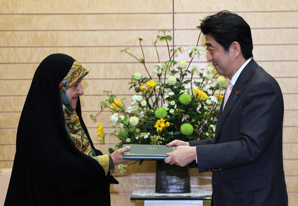 安倍总理在总理大臣官邸接受了伊朗伊斯兰共和国副总统兼环境保护组织主席埃卜特卡尔的拜会。