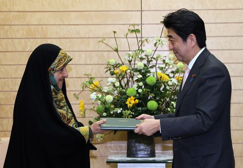 安倍总理在总理大臣官邸接受了伊朗伊斯兰共和国副总统兼环境保护组织主席埃卜特卡尔的拜会。