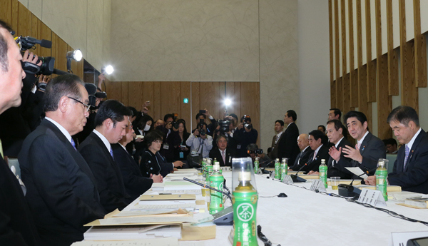 安倍总理在总理大臣官邸召开了第十九次教育再生实行会议。