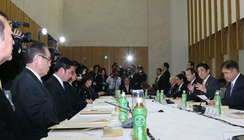 安倍总理在总理大臣官邸召开了第十九次教育再生实行会议。