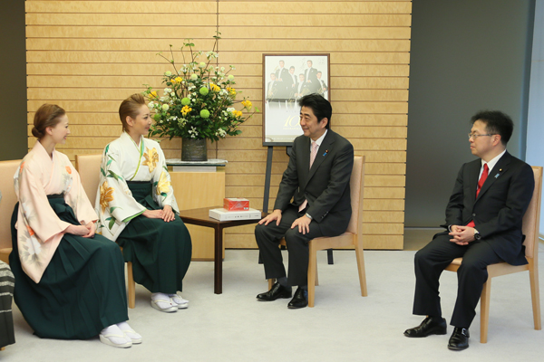 安倍总理在总理大臣官邸接受了宝冢歌剧团代表的拜会。
