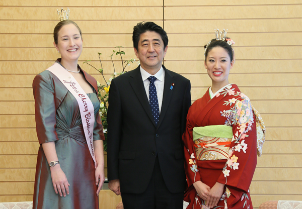 安倍总理在总理大臣官邸接受了第28代汉堡樱花公主罗丝曼・密丽阿姆和第25代日本樱花女王小西千寻的拜访。
