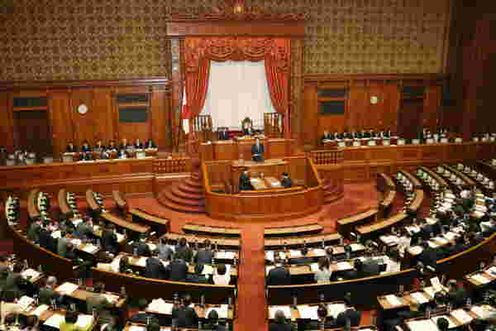 安倍总理出席了参议院全体会议。