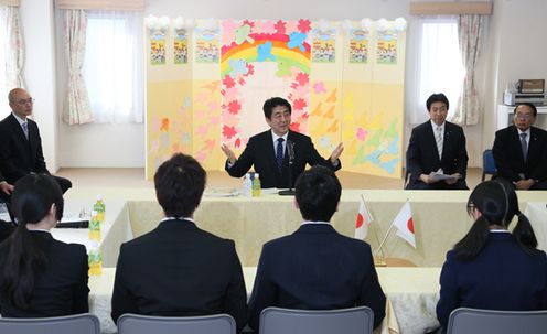 安倍总理视察了东京都内的儿童福利院“希望之家”。