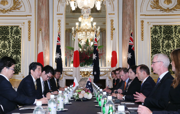 安倍总理在迎宾馆为正式访问日本的澳大利亚联邦总理托尼・阿博特举行了欢迎仪式。