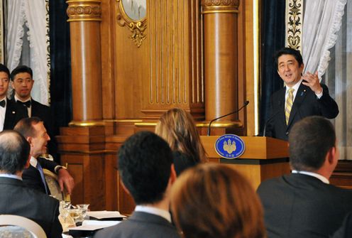 安倍总理在迎宾馆为正式访问日本的澳大利亚联邦总理托尼・阿博特举行了欢迎仪式。