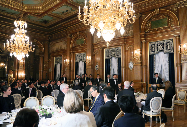 安倍总理在迎宾馆为正式访问日本的澳大利亚联邦总理托尼・阿博特举行了欢迎仪式。