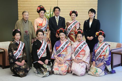 安倍总理在总理大臣官邸接受了“和服咨询协会”代表的拜会。