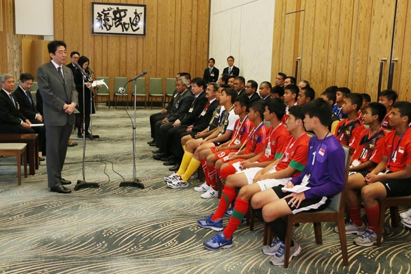 安倍总理在总理大臣官邸接受了参加21世纪东亚青少年大交流计划（JENESYS）2.0的日本•东盟青少年足球交流访日团的拜访。