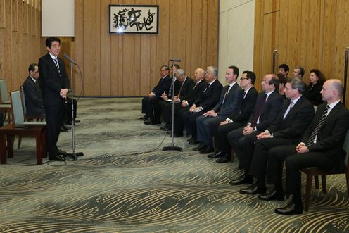 安倍总理在总理大臣官邸接受了日本・欧盟商业圆桌会议（BRT）的日方联合议长米仓弘昌、欧盟方联合议长法布里斯•布雷吉耶以及日方下一任联合议长佃和夫的拜会。