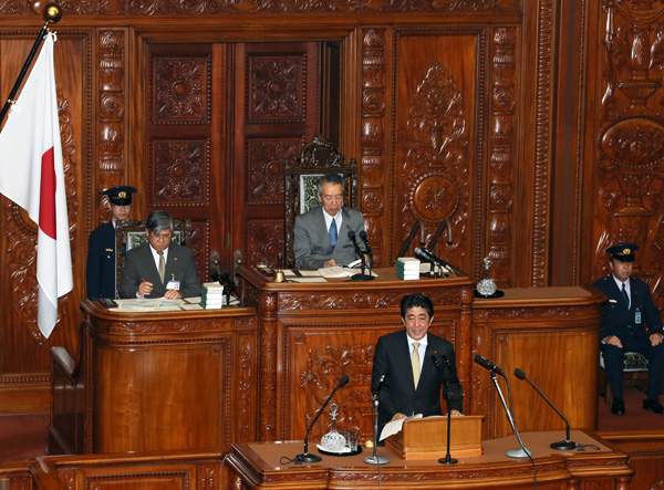 安倍总理出席了众议院全体会议。