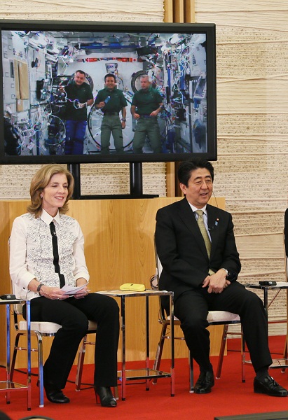 安倍总理在总理大臣官邸与在国际空间站（ISS）日本“希望”号实验舱内的宇航员若田光一进行了通话。