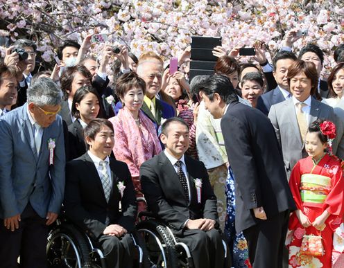 安倍总理在东京都内的新宿御苑举行了赏樱会。