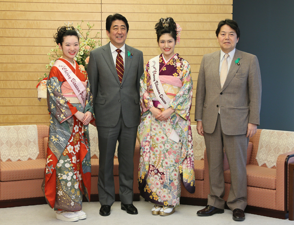 作为“绿色羽毛佩带活动”（国土绿化运动）的一环，安倍总理在总理大臣官邸接受了日本樱花女王赠送的绿色羽毛和杜鹃花。