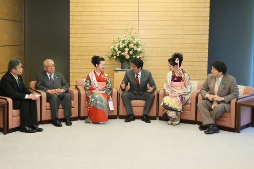 作为“绿色羽毛佩带活动”（国土绿化运动）的一环，安倍总理在总理大臣官邸接受了日本樱花女王赠送的绿色羽毛和杜鹃花。