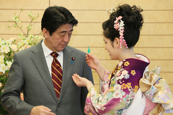 作为“绿色羽毛佩带活动”（国土绿化运动）的一环，安倍总理在总理大臣官邸接受了日本樱花女王赠送的绿色羽毛和杜鹃花。
