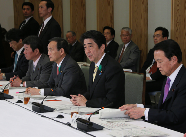 安倍总理在总理大臣官邸召开了“2014年第五次经济财政咨询会议及第三次经济财政咨询会议・产业竞争力会议联合会议”。