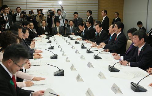 安倍总理在总理大臣官邸出席了有关每月例行经济报告等的相关阁僚会议。