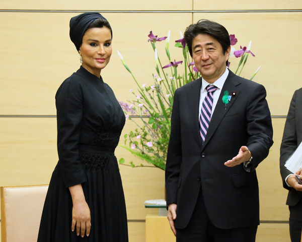 安倍总理在总理大臣官邸接受了卡塔尔前首长王妃殿下莫扎(卡塔尔财团总裁) 的拜会。