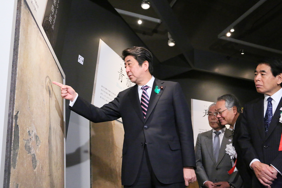 安倍总理在东京国立博物馆参观了“KITORA古坟壁画”特别展的预展。