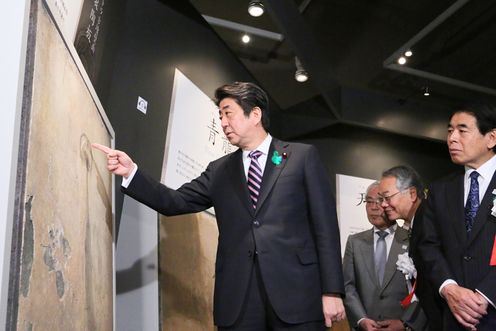 安倍总理在东京国立博物馆参观了“KITORA古坟壁画”特别展的预展。
