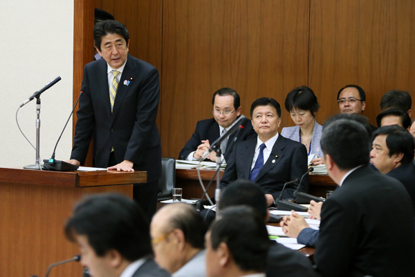 安倍总理出席了众议院总务委员会。