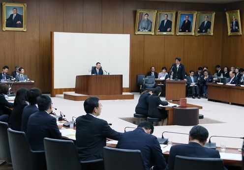 安倍总理出席了众议院总务委员会。