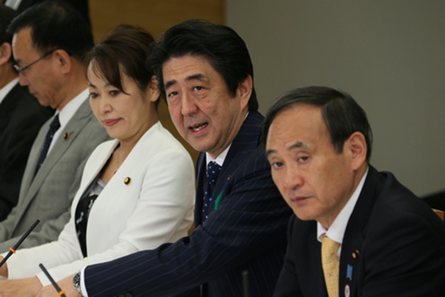 安倍总理在总理大臣官邸出席了2014年第一次（总计第43次）男女共同参与会议。