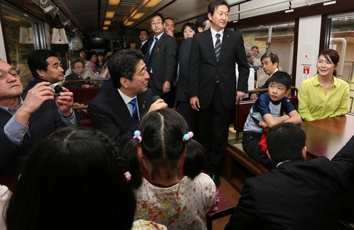 安倍总理为了把握东日本大地震的复兴情况访问了岩手县。